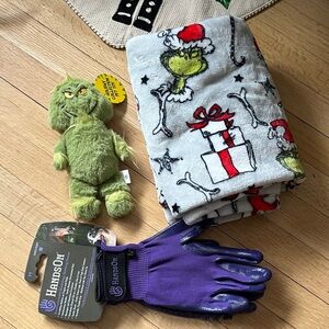 Grinch Blanket and Plush Toy Set